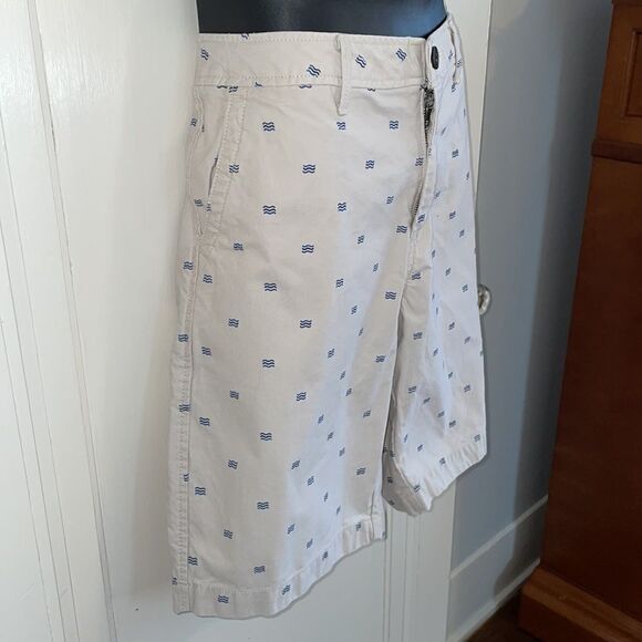 Aeropostale off white flat front cotton shorts with a wave print - Picture 4 of 8